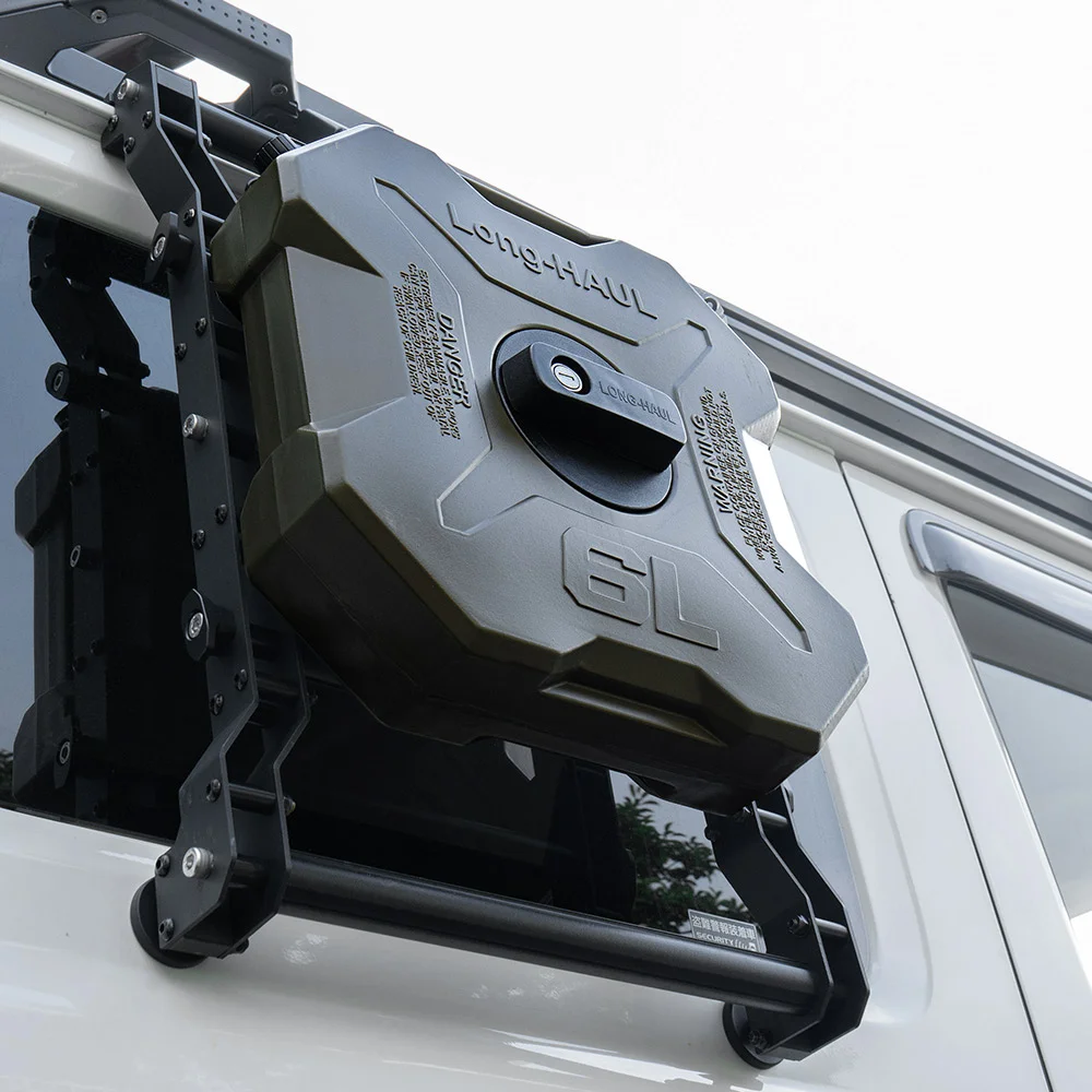 ウォータータンク　9L 中古　ステー&鍵付き　ラングラー　キャンプなどに 122611-5.jpg